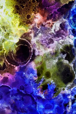 Alkol mürekkebinin sunduğu yüksek kaliteli akış sanatı tasarımcıya modern bir soyut arkaplan sağlar..