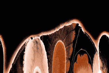 Alkol mürekkebinin sunduğu yüksek kaliteli akış sanatı tasarımcıya modern bir soyut arkaplan sağlar..