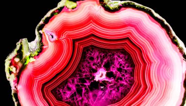 Kristal enine kesit arkaplanı. Doğal saydam agat kristal yüzey dilimi. Madenin makro yakın çekimi, soyut yapı