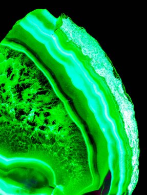 Kristal enine kesit arkaplanı. Doğal saydam agat kristal yüzey dilimi. Madenin makro yakın çekimi, soyut yapı