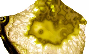 Kristal enine kesit arkaplanı. Doğal saydam agat kristal yüzey dilimi. Madenin makro yakın çekimi, soyut yapı