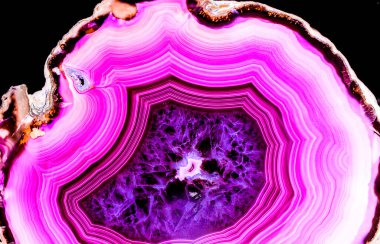 Kristal enine kesit arkaplanı. Doğal saydam agat kristal yüzey dilimi. Madenin makro yakın çekimi, soyut yapı