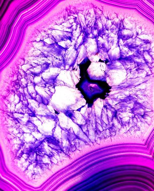 Kristal enine kesit arkaplanı. Doğal saydam agat kristal yüzey dilimi. Madenin makro yakın çekimi, soyut yapı