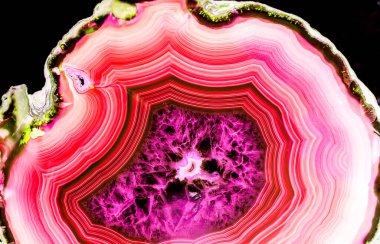 Kristal enine kesit arkaplanı. Doğal saydam agat kristal yüzey dilimi. Madenin makro yakın çekimi, soyut yapı