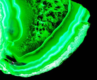 Kristal enine kesit arkaplanı. Doğal saydam agat kristal yüzey dilimi. Madenin makro yakın çekimi, soyut yapı