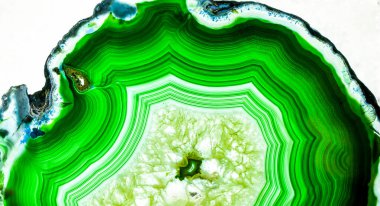 Kristal enine kesit arkaplanı. Doğal saydam agat kristal yüzey dilimi. Madenin makro yakın çekimi, soyut yapı