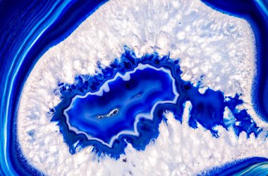 Kristal enine kesit arkaplanı. Doğal saydam agat kristal yüzey dilimi. Madenin makro yakın çekimi, soyut yapı