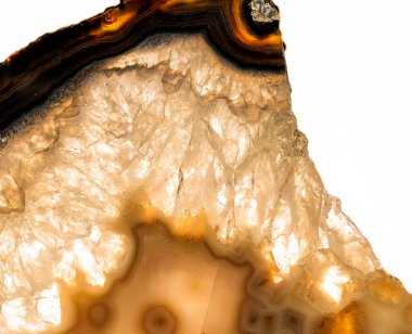 Kristal enine kesit arkaplanı. Doğal saydam agat kristal yüzey dilimi. Madenin makro yakın çekimi, soyut yapı