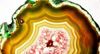 Kristal enine kesit arkaplanı. Doğal saydam agat kristal yüzey dilimi. Madenin makro yakın çekimi, soyut yapı