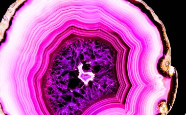 Kristal enine kesit arkaplanı. Doğal saydam agat kristal yüzey dilimi. Madenin makro yakın çekimi, soyut yapı