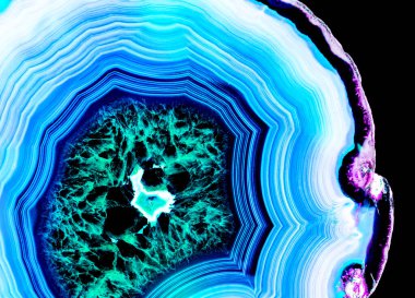 Kristal enine kesit arkaplanı. Doğal saydam agat kristal yüzey dilimi. Madenin makro yakın çekimi, soyut yapı