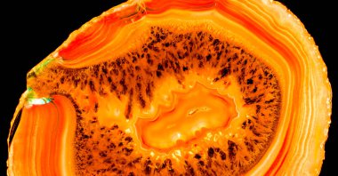 Kristal enine kesit arkaplanı. Doğal saydam agat kristal yüzey dilimi. Madenin makro yakın çekimi, soyut yapı