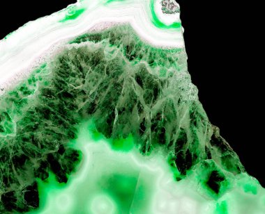 Kristal enine kesit arkaplanı. Doğal saydam agat kristal yüzey dilimi. Madenin makro yakın çekimi, soyut yapı