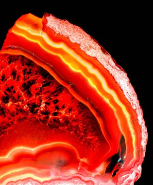 Kristal enine kesit arkaplanı. Doğal saydam agat kristal yüzey dilimi. Madenin makro yakın çekimi, soyut yapı