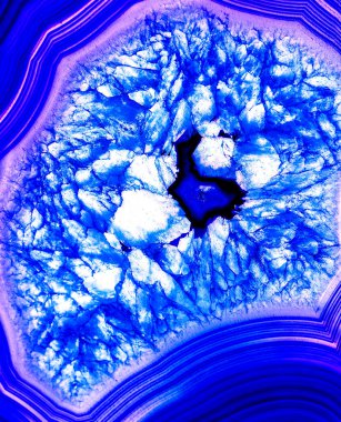 Kristal enine kesit arkaplanı. Doğal saydam agat kristal yüzey dilimi. Madenin makro yakın çekimi, soyut yapı