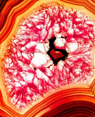 Kristal enine kesit arkaplanı. Doğal saydam agat kristal yüzey dilimi. Madenin makro yakın çekimi, soyut yapı