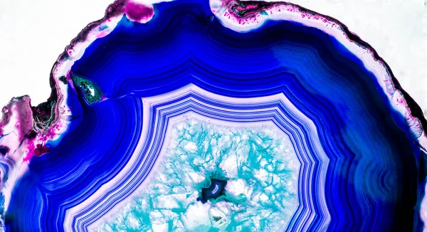 Kristal enine kesit arkaplanı. Doğal saydam agat kristal yüzey dilimi. Madenin makro yakın çekimi, soyut yapı