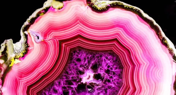 Kristal enine kesit arkaplanı. Doğal saydam agat kristal yüzey dilimi. Madenin makro yakın çekimi, soyut yapı