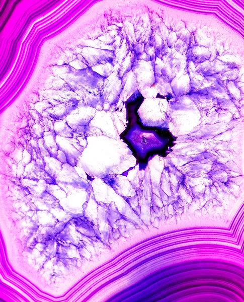 Kristal enine kesit arkaplanı. Doğal saydam agat kristal yüzey dilimi. Madenin makro yakın çekimi, soyut yapı