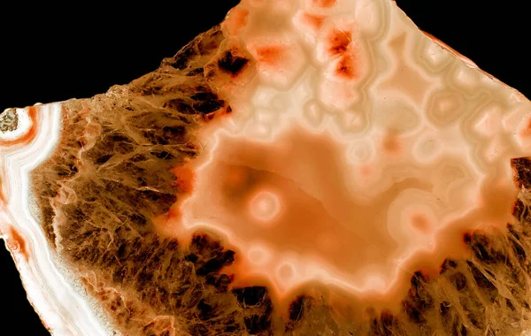 Kristal enine kesit arkaplanı. Doğal saydam agat kristal yüzey dilimi. Madenin makro yakın çekimi, soyut yapı