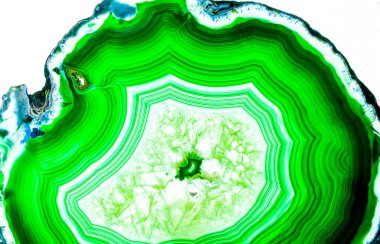 Kristal enine kesit arkaplanı. Doğal saydam agat kristal yüzey dilimi. Madenin makro yakın çekimi, soyut yapı