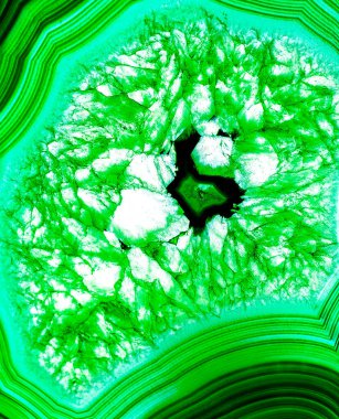 Kristal enine kesit arkaplanı. Doğal saydam agat kristal yüzey dilimi. Madenin makro yakın çekimi, soyut yapı