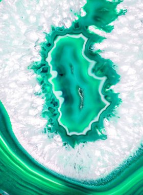 Kristal enine kesit arkaplanı. Doğal saydam agat kristal yüzey dilimi. Madenin makro yakın çekimi, soyut yapı