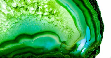 Kristal enine kesit arkaplanı. Doğal saydam agat kristal yüzey dilimi. Madenin makro yakın çekimi, soyut yapı