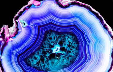 Kristal enine kesit arkaplanı. Doğal saydam agat kristal yüzey dilimi. Madenin makro yakın çekimi, soyut yapı