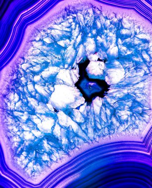 Kristal enine kesit arkaplanı. Doğal saydam agat kristal yüzey dilimi. Madenin makro yakın çekimi, soyut yapı