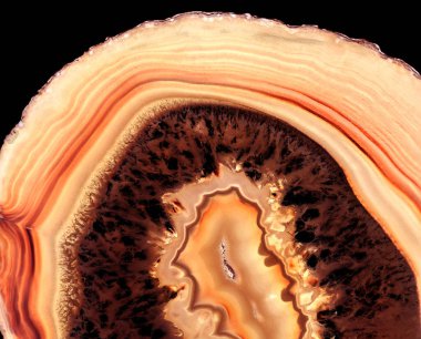 Kristal enine kesit arkaplanı. Doğal saydam agat kristal yüzey dilimi. Madenin makro yakın çekimi, soyut yapı