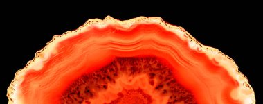 Kristal enine kesit arkaplanı. Doğal saydam agat kristal yüzey dilimi. Madenin makro yakın çekimi, soyut yapı