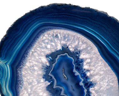 Kristal enine kesit arkaplanı. Doğal saydam agat kristal yüzey dilimi. Madenin makro yakın çekimi, soyut yapı