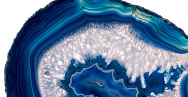 Kristal enine kesit arkaplanı. Doğal saydam agat kristal yüzey dilimi. Madenin makro yakın çekimi, soyut yapı