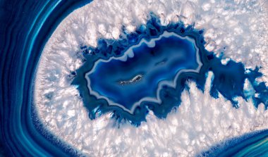 Kristal enine kesit arkaplanı. Doğal saydam agat kristal yüzey dilimi. Madenin makro yakın çekimi, soyut yapı