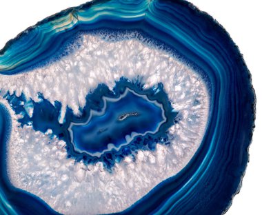 Kristal enine kesit arkaplanı. Doğal saydam agat kristal yüzey dilimi. Madenin makro yakın çekimi, soyut yapı