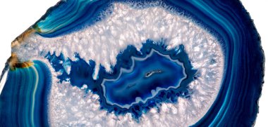 Kristal enine kesit arkaplanı. Doğal saydam agat kristal yüzey dilimi. Madenin makro yakın çekimi, soyut yapı