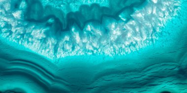 Kristal enine kesit arkaplanı. Doğal saydam agat kristal yüzey dilimi. Madenin makro yakın çekimi, soyut yapı