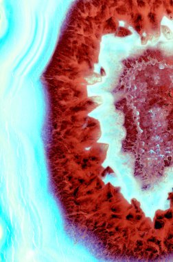 Kristal enine kesit arkaplanı. Doğal saydam agat kristal yüzey dilimi. Madenin makro yakın çekimi, soyut yapı