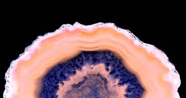 Kristal enine kesit arkaplanı. Doğal saydam agat kristal yüzey dilimi. Madenin makro yakın çekimi, soyut yapı