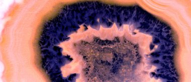 Kristal enine kesit arkaplanı. Doğal saydam agat kristal yüzey dilimi. Madenin makro yakın çekimi, soyut yapı