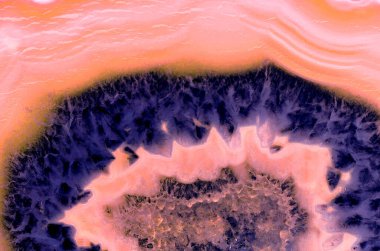 Kristal enine kesit arkaplanı. Doğal saydam agat kristal yüzey dilimi. Madenin makro yakın çekimi, soyut yapı