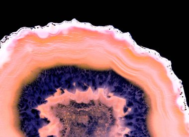 Kristal enine kesit arkaplanı. Doğal saydam agat kristal yüzey dilimi. Madenin makro yakın çekimi, soyut yapı