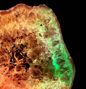 Kristal enine kesit arkaplanı. Doğal saydam agat kristal yüzey dilimi. Madenin makro yakın çekimi, soyut yapı