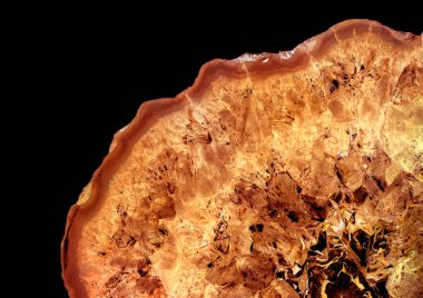 Kristal enine kesit arkaplanı. Doğal saydam agat kristal yüzey dilimi. Madenin makro yakın çekimi, soyut yapı