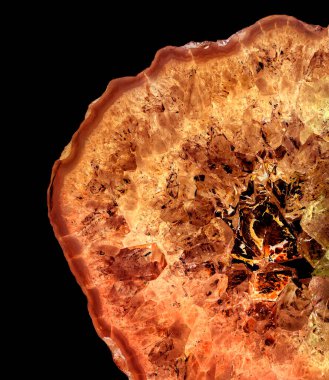 Kristal enine kesit arkaplanı. Doğal saydam agat kristal yüzey dilimi. Madenin makro yakın çekimi, soyut yapı