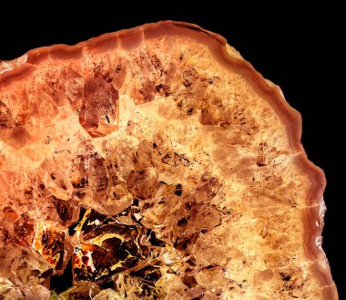 Kristal enine kesit arkaplanı. Doğal saydam agat kristal yüzey dilimi. Madenin makro yakın çekimi, soyut yapı