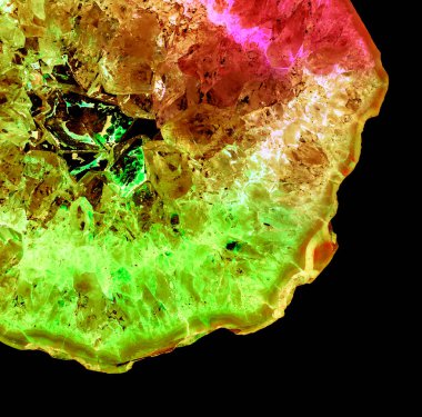 Kristal enine kesit arkaplanı. Doğal saydam agat kristal yüzey dilimi. Madenin makro yakın çekimi, soyut yapı