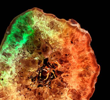 Kristal enine kesit arkaplanı. Doğal saydam agat kristal yüzey dilimi. Madenin makro yakın çekimi, soyut yapı