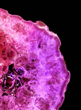 Kristal enine kesit arkaplanı. Doğal saydam agat kristal yüzey dilimi. Madenin makro yakın çekimi, soyut yapı